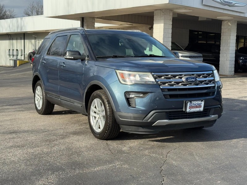 Ford Explorer Vehicle Full-screen Gallery Image 02