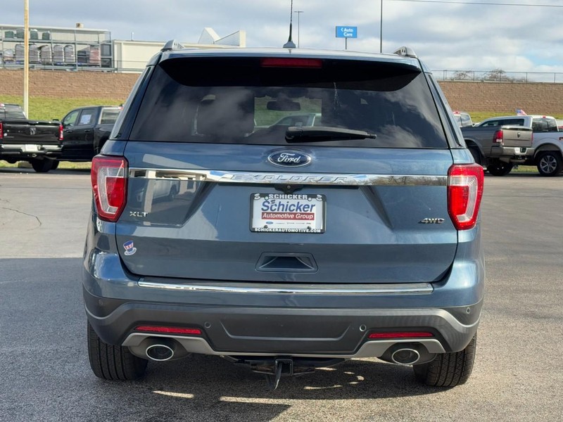 Ford Explorer Vehicle Full-screen Gallery Image 05