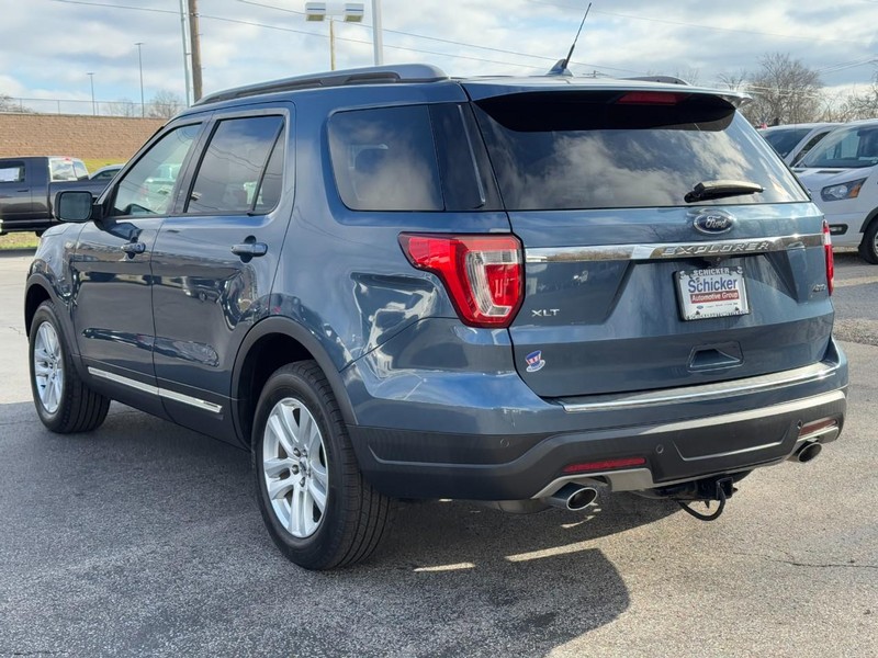 Ford Explorer Vehicle Full-screen Gallery Image 06