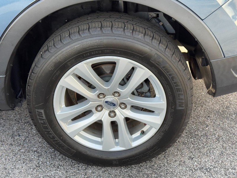 Ford Explorer Vehicle Full-screen Gallery Image 07