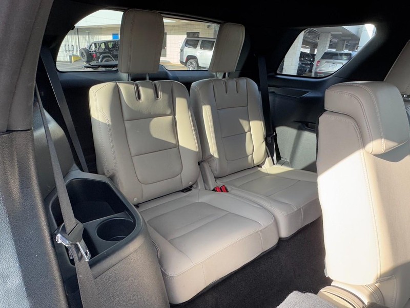 Ford Explorer Vehicle Full-screen Gallery Image 10
