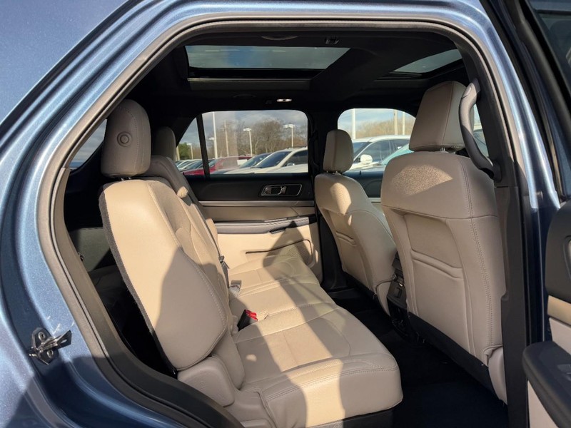 Ford Explorer Vehicle Full-screen Gallery Image 11