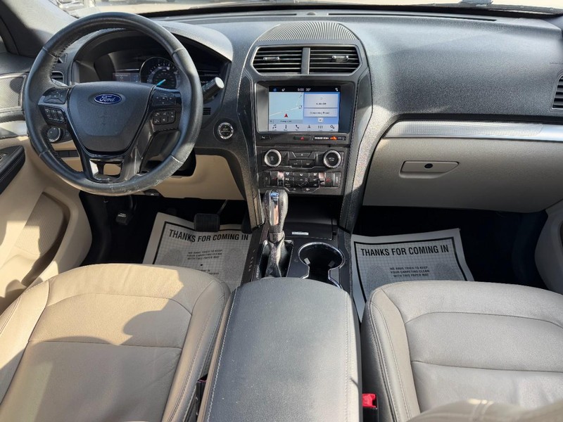 Ford Explorer Vehicle Full-screen Gallery Image 12