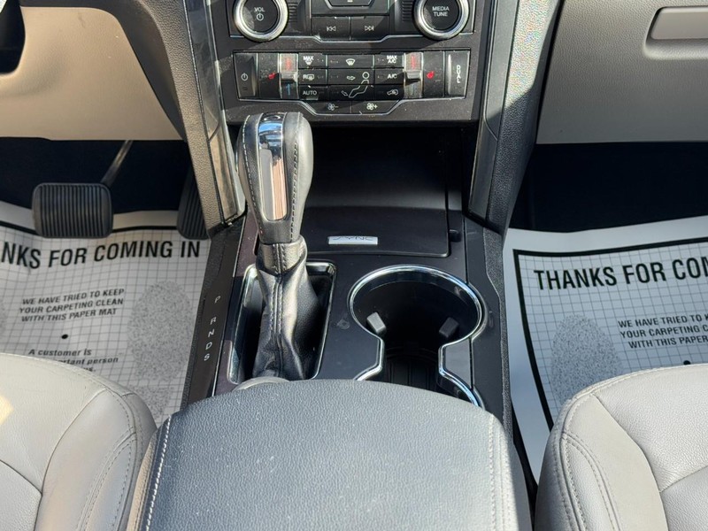 Ford Explorer Vehicle Full-screen Gallery Image 15