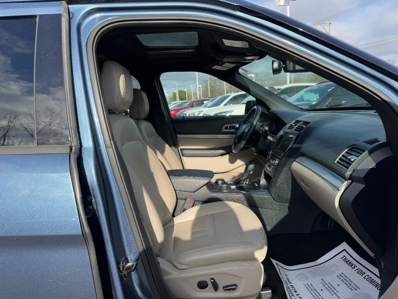 Ford Explorer Vehicle Full-screen Gallery Image 16