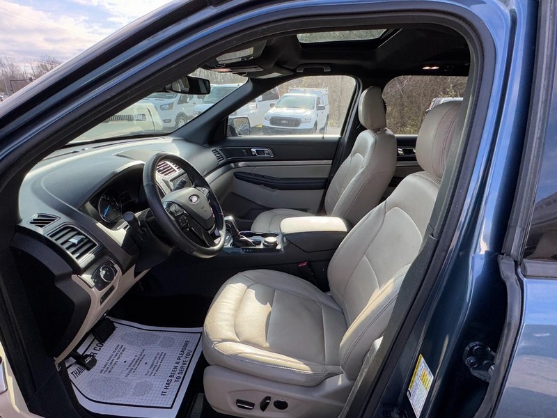 Ford Explorer Vehicle Full-screen Gallery Image 17