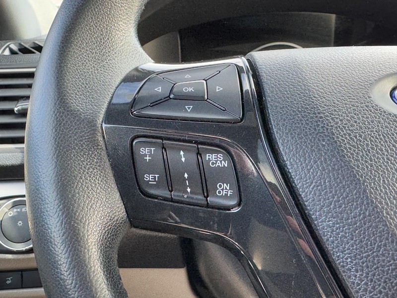 Ford Explorer Vehicle Full-screen Gallery Image 18