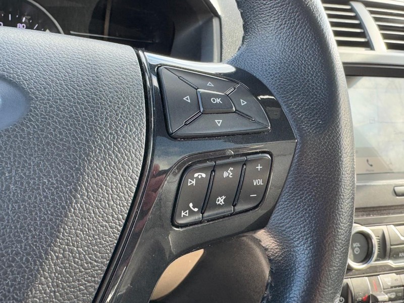 Ford Explorer Vehicle Full-screen Gallery Image 19