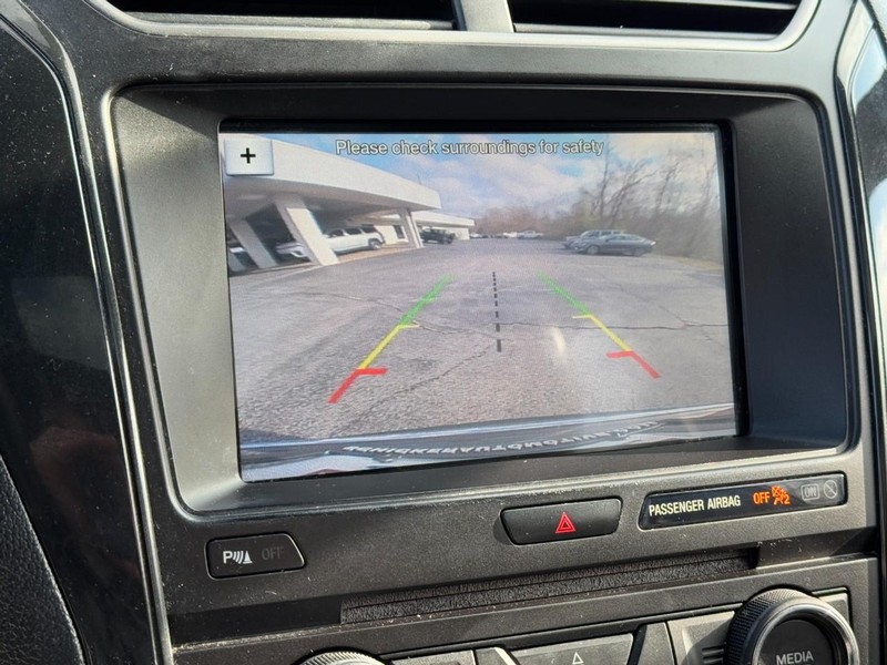 Ford Explorer Vehicle Full-screen Gallery Image 23