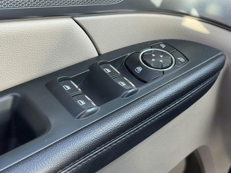 Ford Explorer Vehicle Full-screen Gallery Image 24