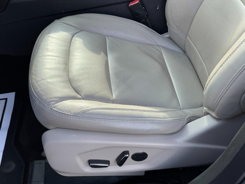 Ford Explorer Vehicle Full-screen Gallery Image 25