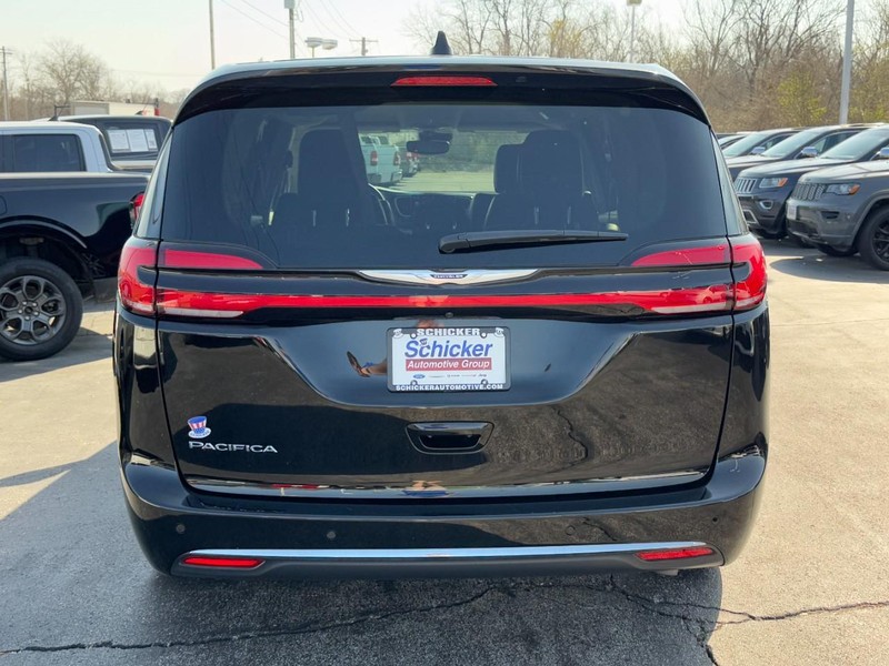 Chrysler Pacifica Vehicle Full-screen Gallery Image 04