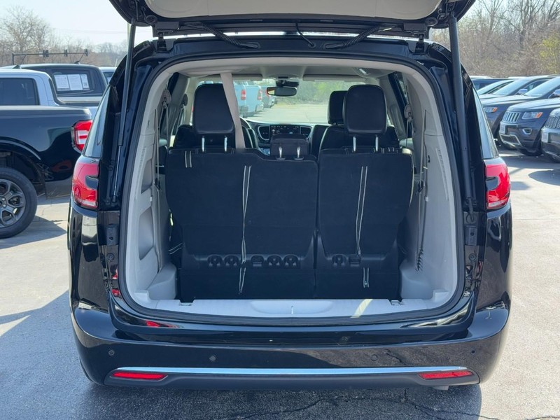 Chrysler Pacifica Vehicle Full-screen Gallery Image 05