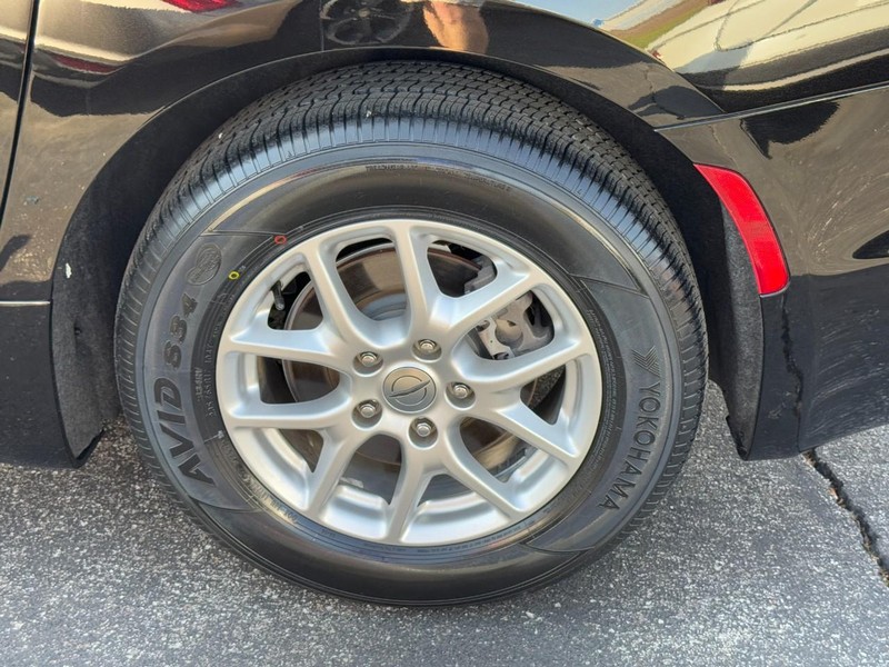 Chrysler Pacifica Vehicle Full-screen Gallery Image 07