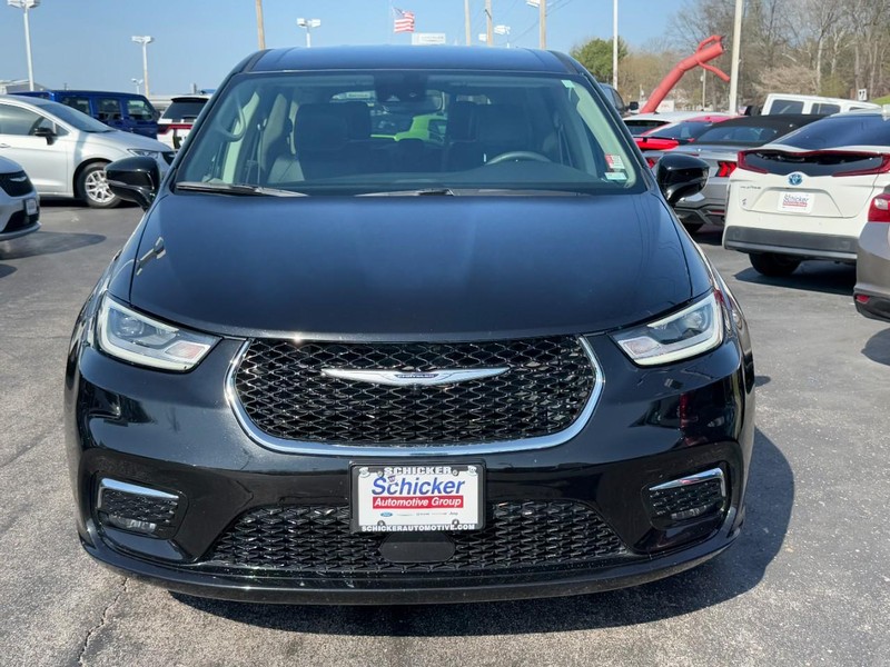 Chrysler Pacifica Vehicle Full-screen Gallery Image 09