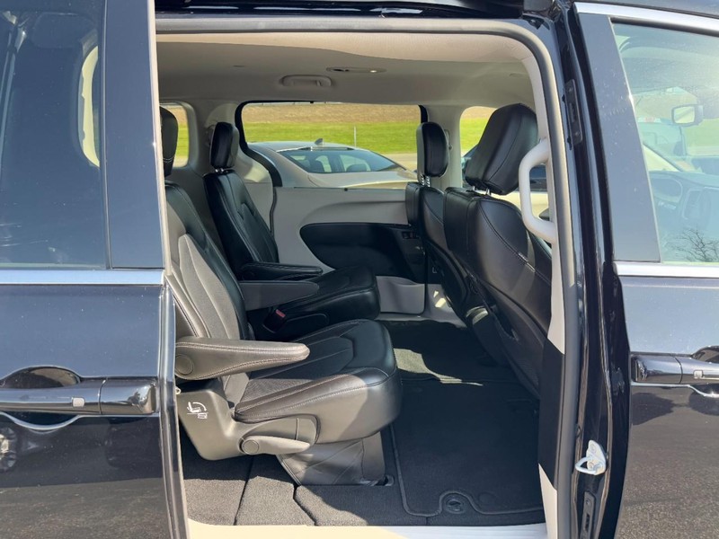 Chrysler Pacifica Vehicle Full-screen Gallery Image 10