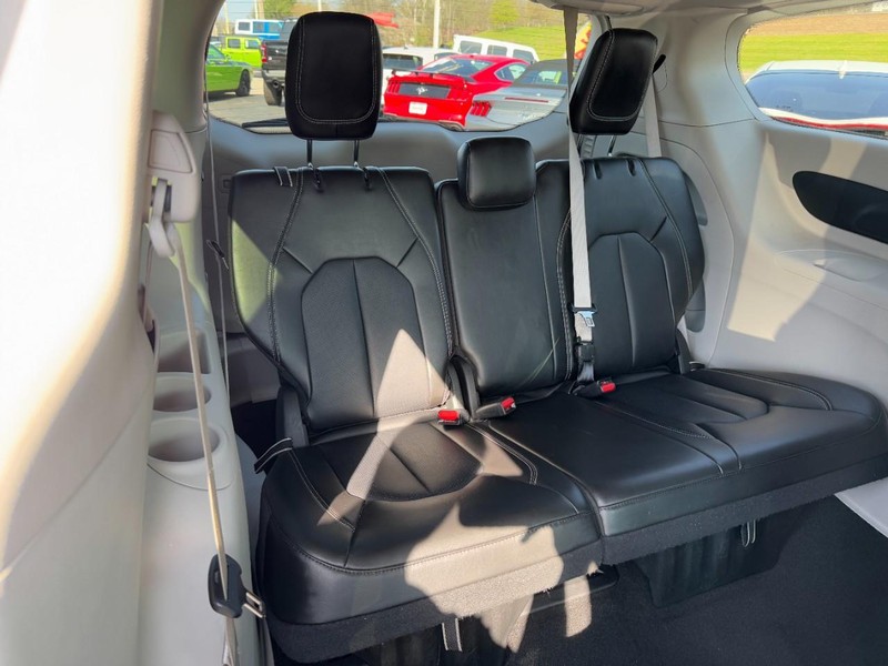 Chrysler Pacifica Vehicle Full-screen Gallery Image 11