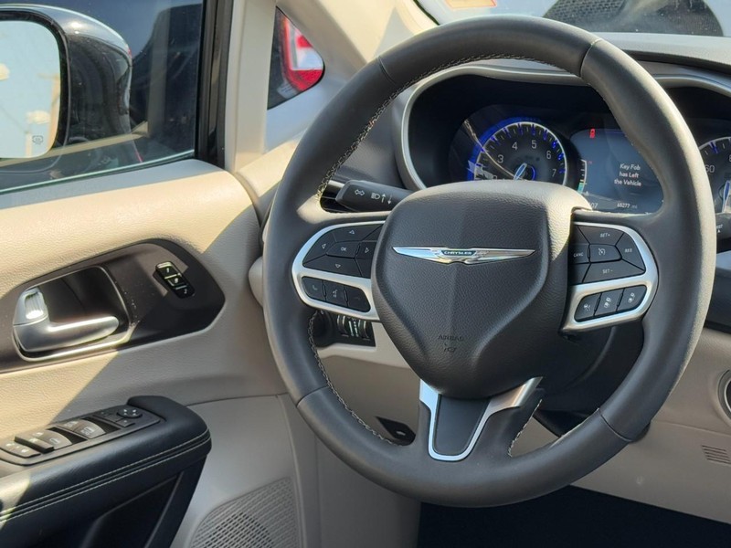 Chrysler Pacifica Vehicle Full-screen Gallery Image 13