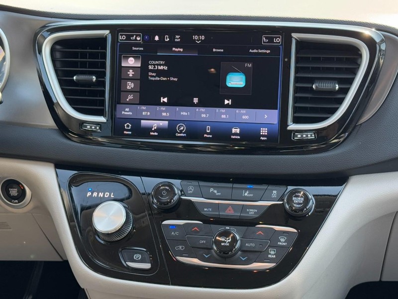 Chrysler Pacifica Vehicle Full-screen Gallery Image 14