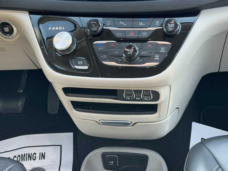 Chrysler Pacifica Vehicle Full-screen Gallery Image 15