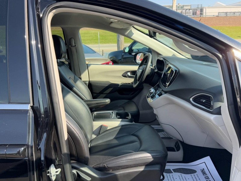 Chrysler Pacifica Vehicle Full-screen Gallery Image 16