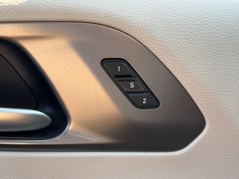 Chrysler Pacifica Vehicle Full-screen Gallery Image 17