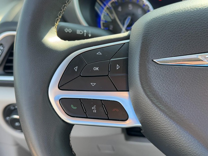 Chrysler Pacifica Vehicle Full-screen Gallery Image 18