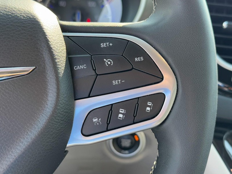 Chrysler Pacifica Vehicle Full-screen Gallery Image 19