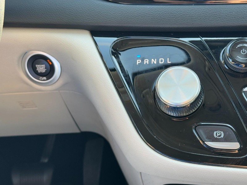 Chrysler Pacifica Vehicle Full-screen Gallery Image 21