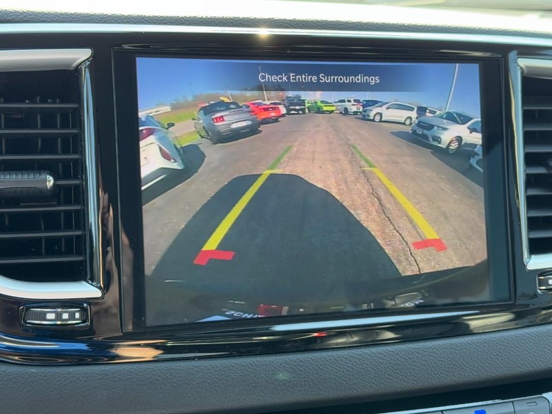 Chrysler Pacifica Vehicle Full-screen Gallery Image 23