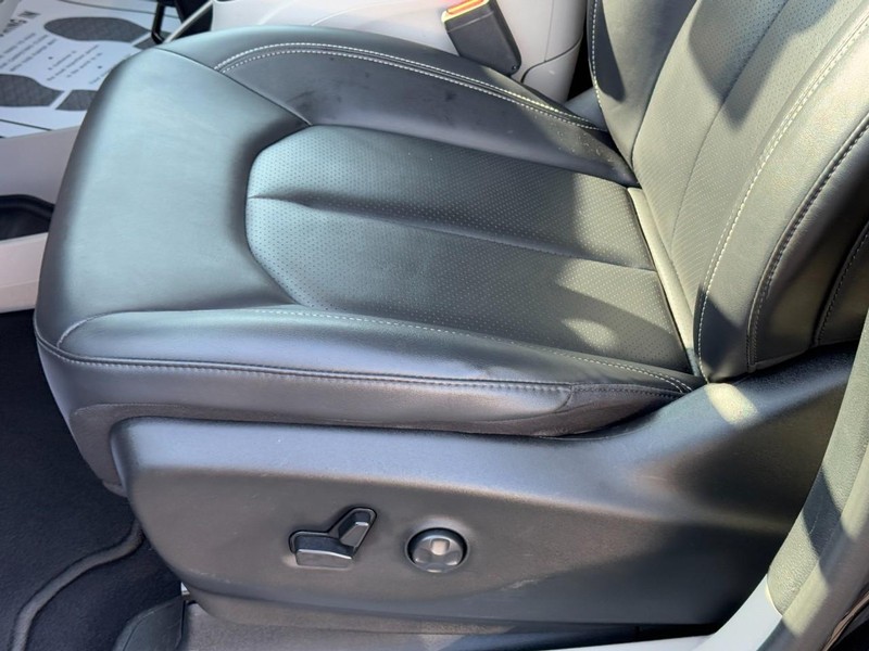 Chrysler Pacifica Vehicle Full-screen Gallery Image 25