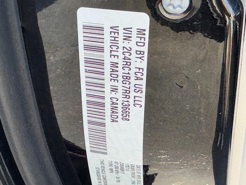 Chrysler Pacifica Vehicle Full-screen Gallery Image 26