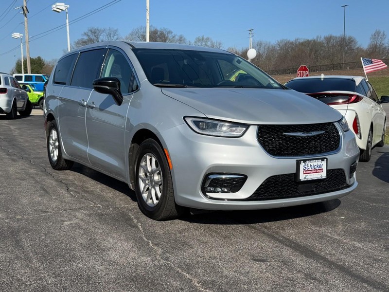 Chrysler Pacifica Vehicle Full-screen Gallery Image 02