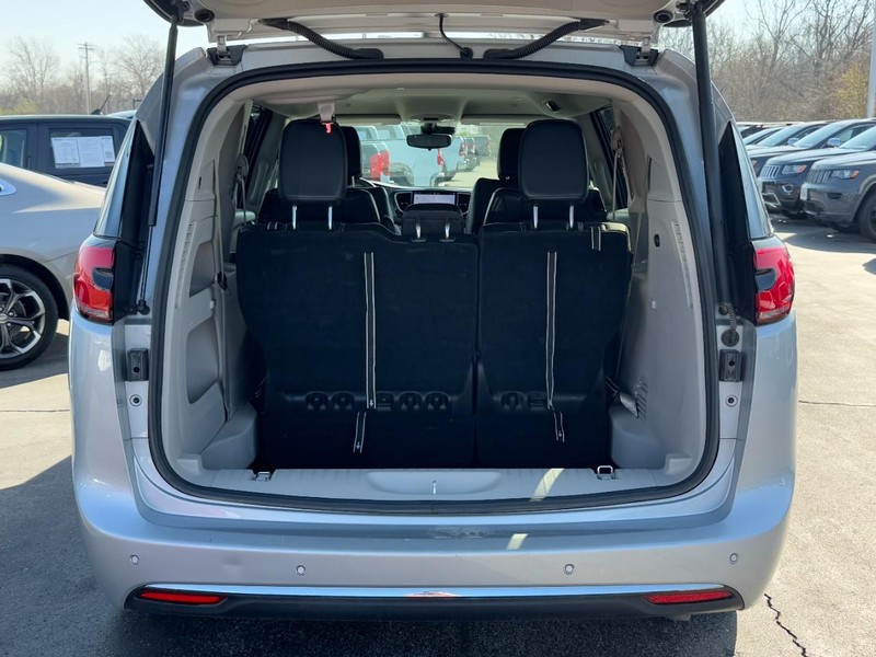 Chrysler Pacifica Vehicle Full-screen Gallery Image 04