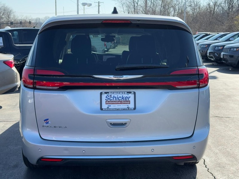 Chrysler Pacifica Vehicle Full-screen Gallery Image 05