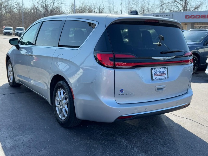 Chrysler Pacifica Vehicle Full-screen Gallery Image 06