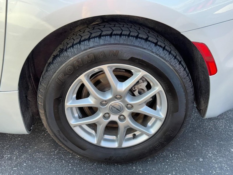 Chrysler Pacifica Vehicle Full-screen Gallery Image 07