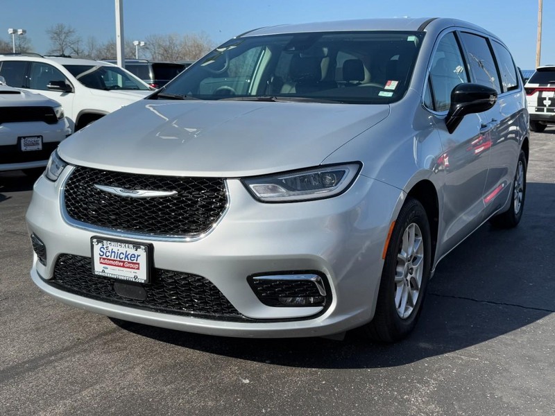 Chrysler Pacifica Vehicle Full-screen Gallery Image 08