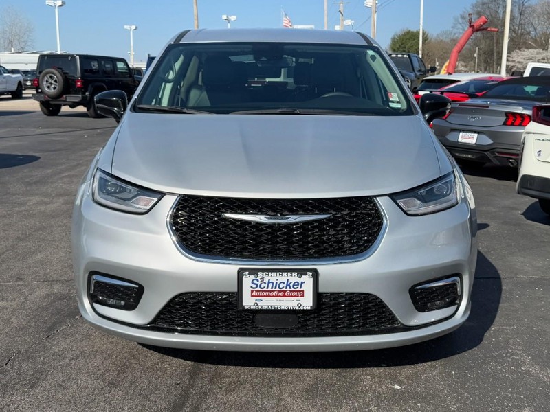 Chrysler Pacifica Vehicle Full-screen Gallery Image 09