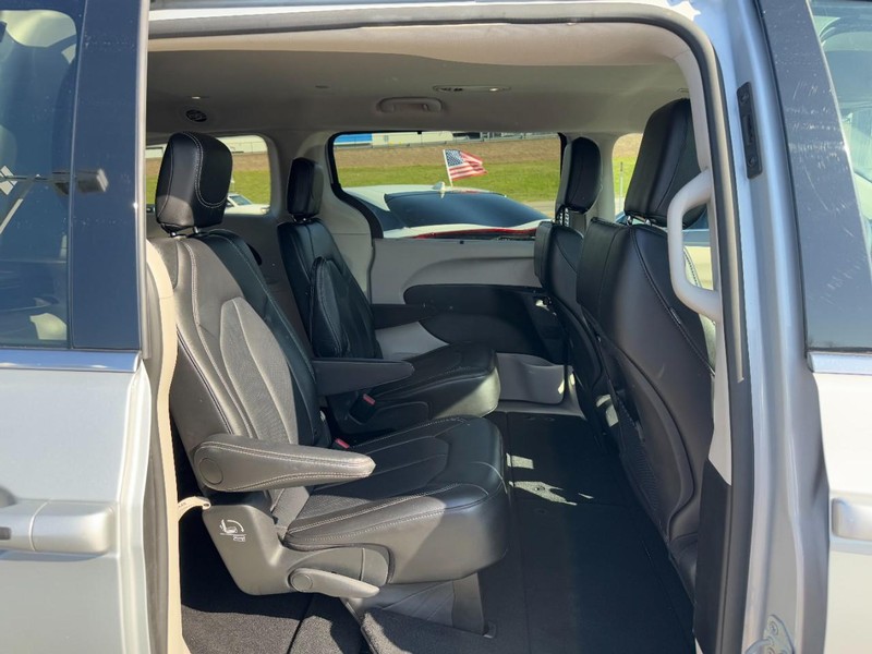 Chrysler Pacifica Vehicle Full-screen Gallery Image 10