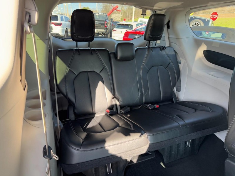 Chrysler Pacifica Vehicle Full-screen Gallery Image 11