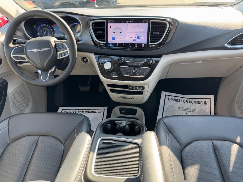 Chrysler Pacifica Vehicle Full-screen Gallery Image 12