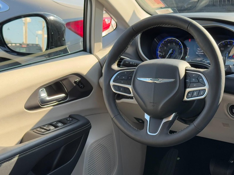 Chrysler Pacifica Vehicle Full-screen Gallery Image 13