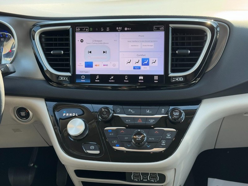 Chrysler Pacifica Vehicle Full-screen Gallery Image 14