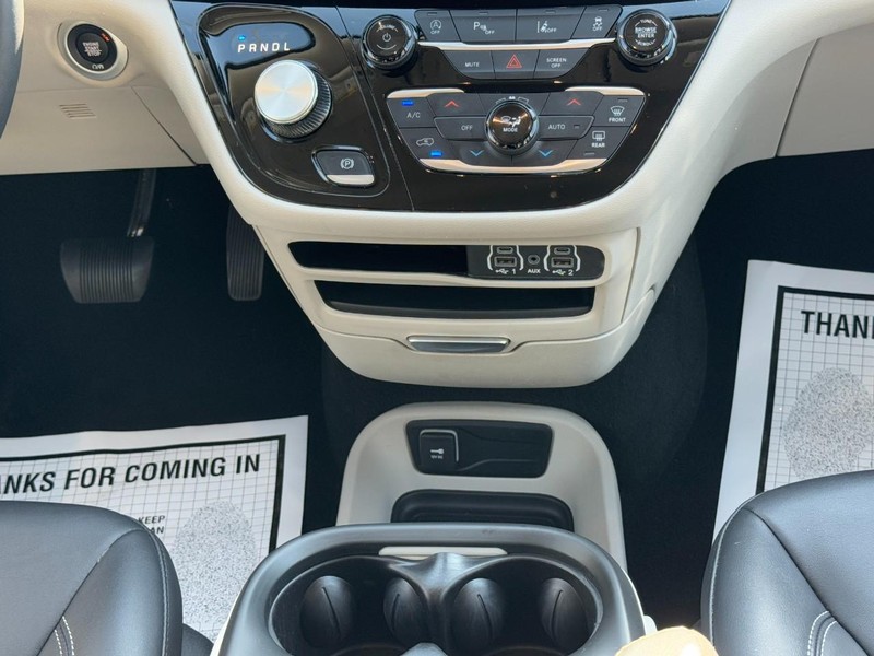 Chrysler Pacifica Vehicle Full-screen Gallery Image 15