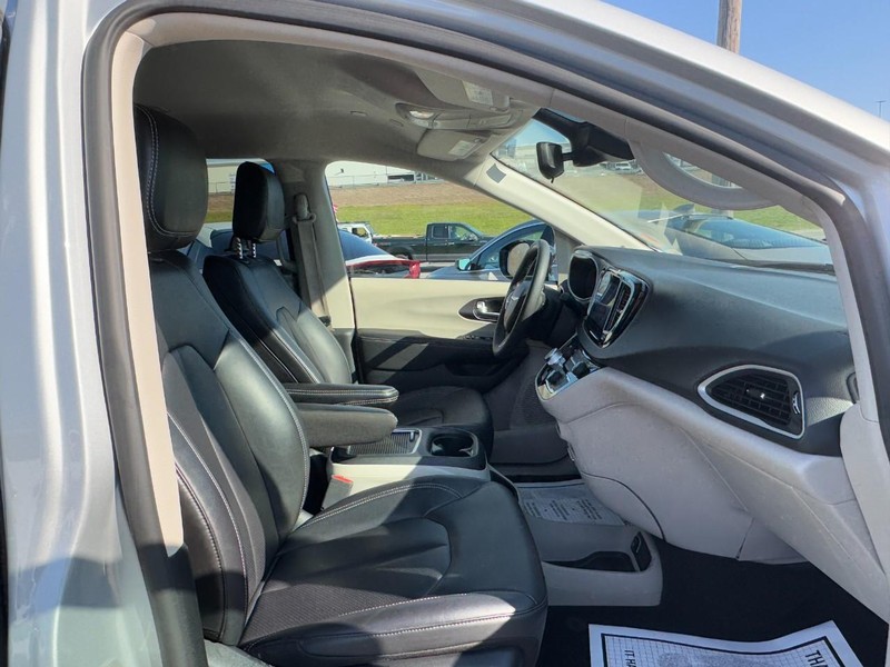 Chrysler Pacifica Vehicle Full-screen Gallery Image 16