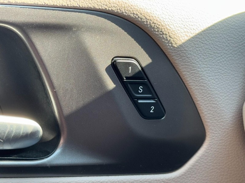 Chrysler Pacifica Vehicle Full-screen Gallery Image 17