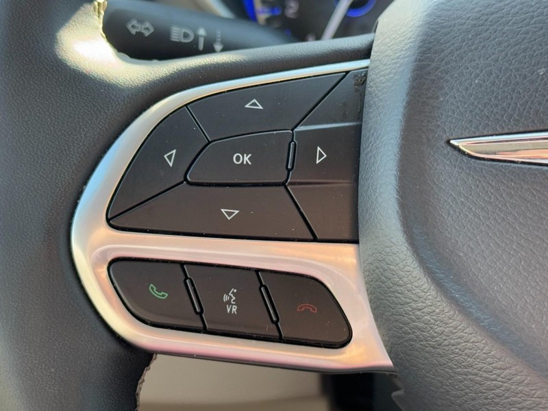 Chrysler Pacifica Vehicle Full-screen Gallery Image 18