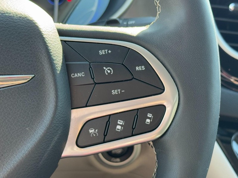 Chrysler Pacifica Vehicle Full-screen Gallery Image 19