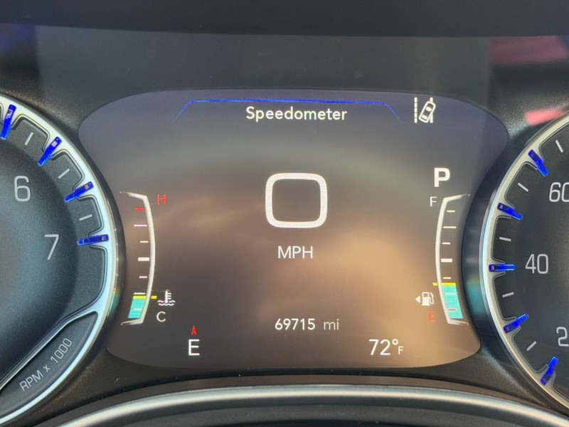 Chrysler Pacifica Vehicle Full-screen Gallery Image 20